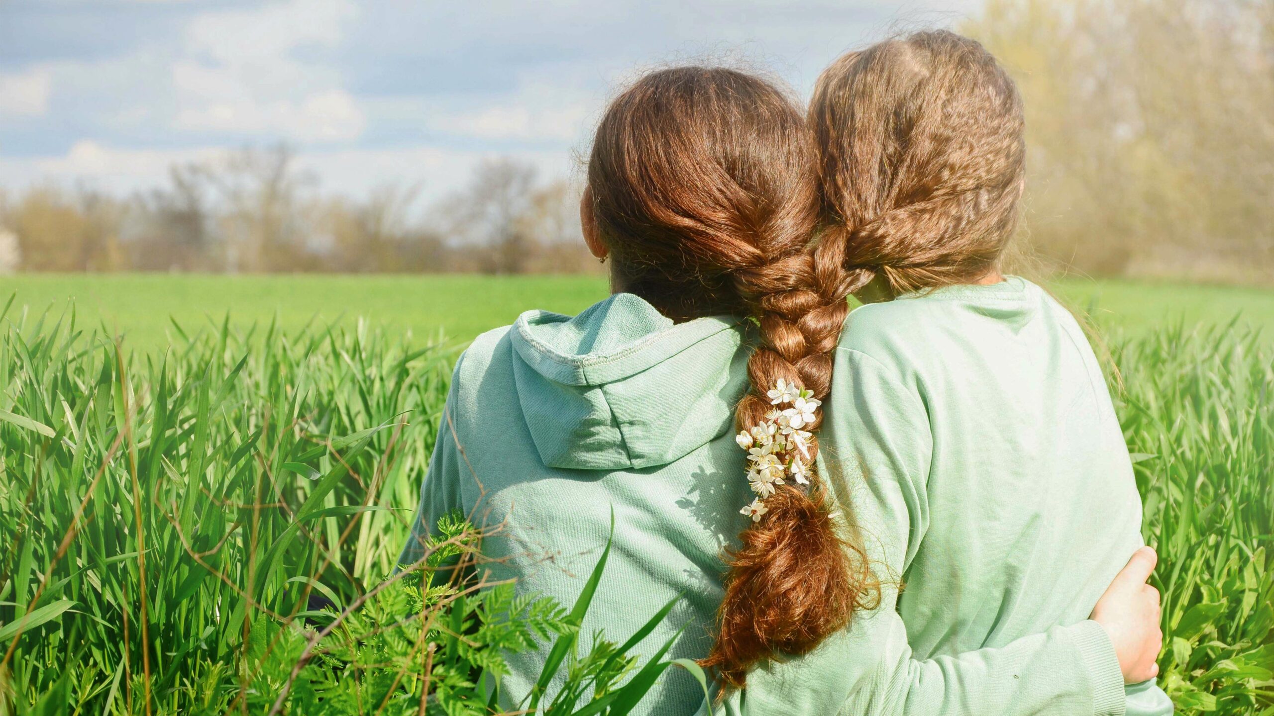 To-jenter-som-symboliserer-samarbeid med Park og anleggsmessen og kommuanlteknikk