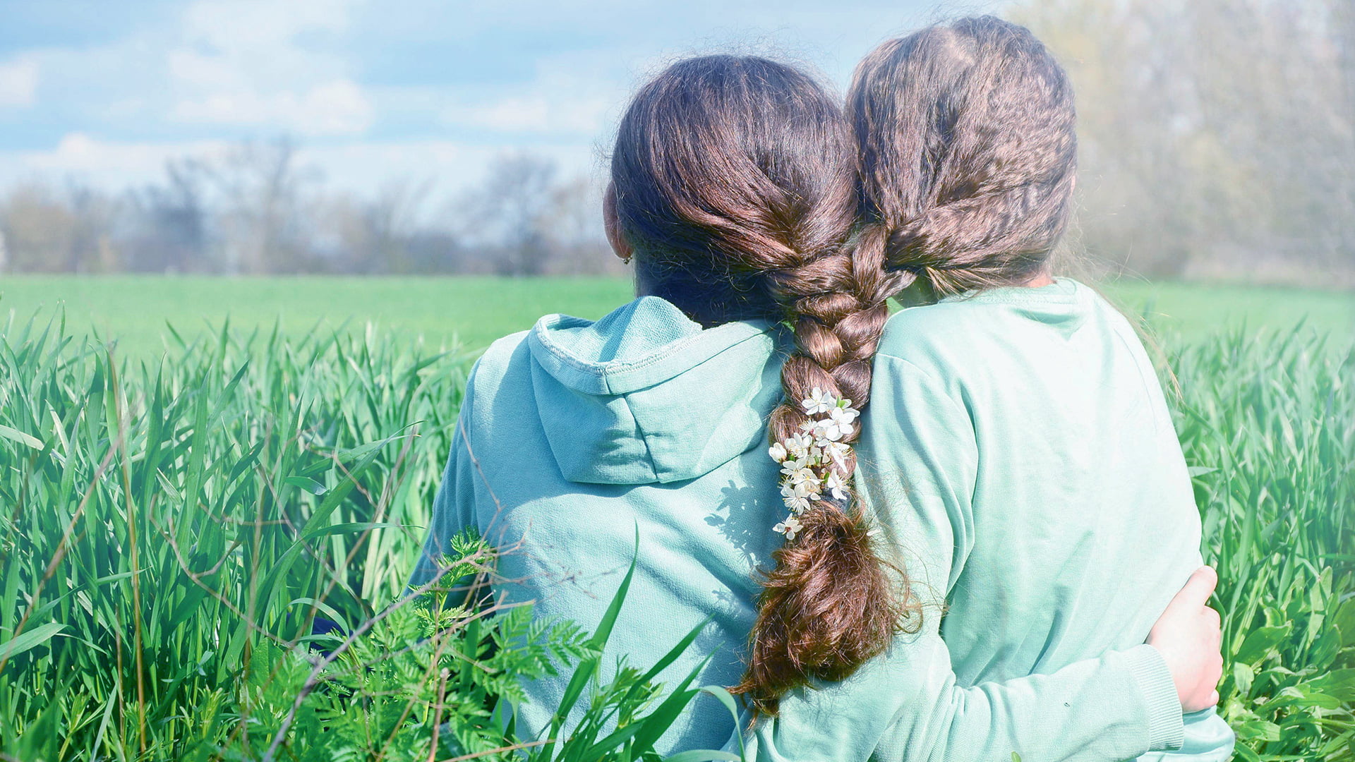 To-jenter-i-gresset-illusterer-nytt-samarbeid